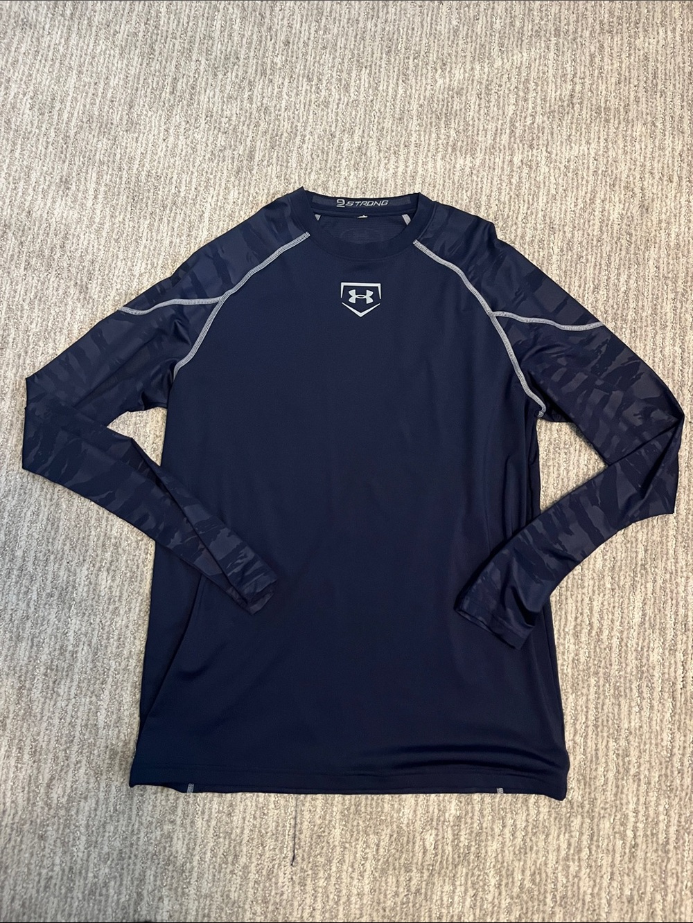 Under Armour Men’s Medium Navy Long Sleeve Performance Top with Camo Sleeves